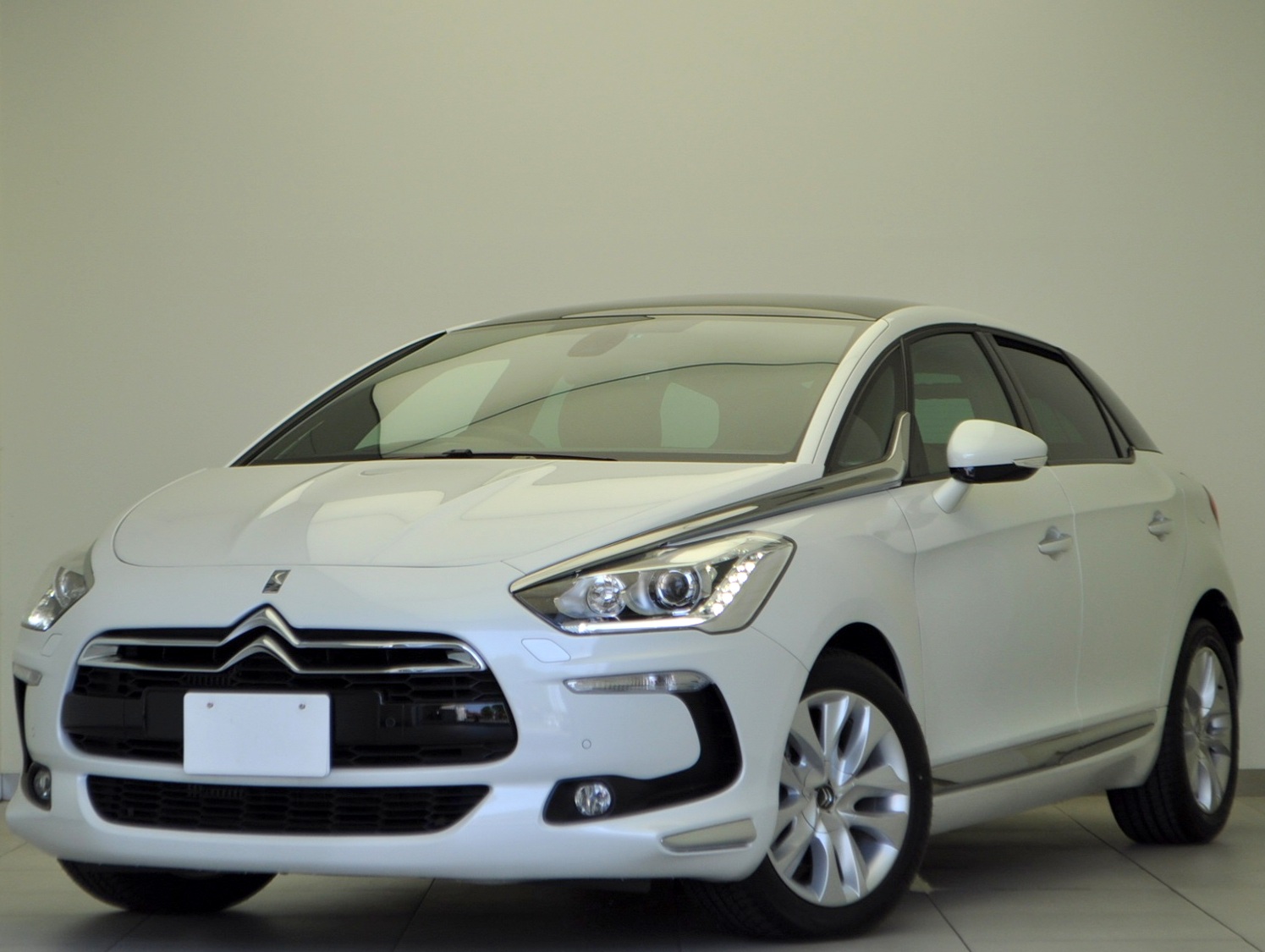 シトロエンセレクトにDS5が登場しました！